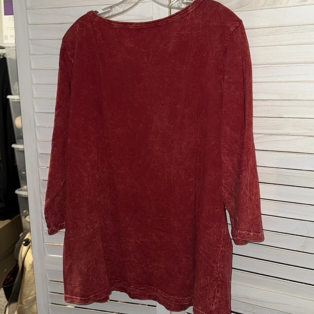 Westbound Cotton Distressed Red Floral with Subtle Bling Tunic Top. Size 2X - Picture 7 of 9